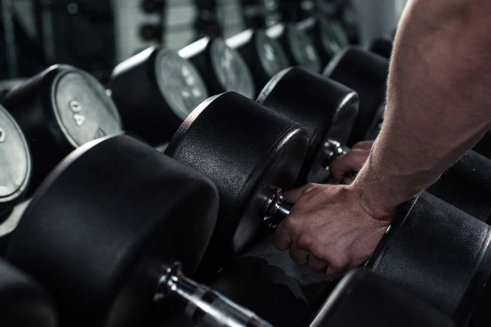 Haltères dans la salle de muscu